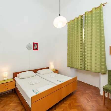 Two Stars Two Beds Downtown - One-bedroom Apartman