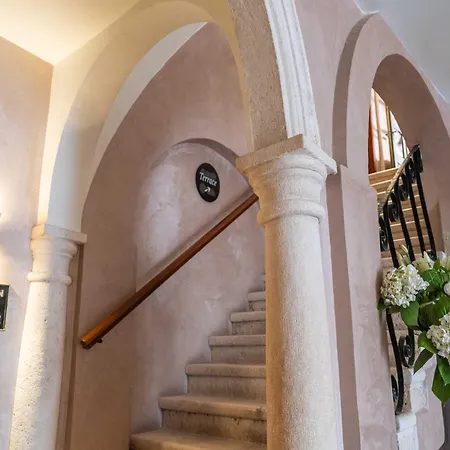 Two Stars Two Beds Downtown - One-bedroom * Ragusa